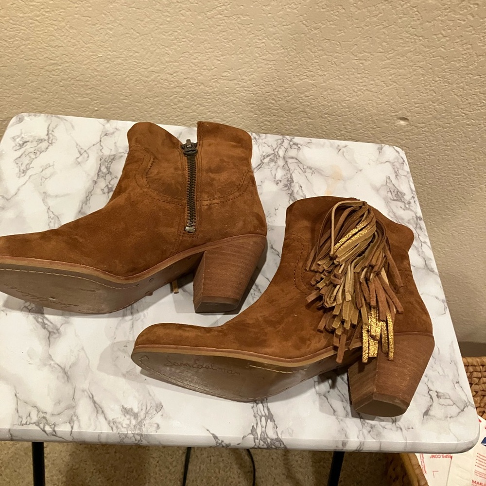 Sam Edelman tan suede booties with fringe in EUC and no sign of wear. Inside zip